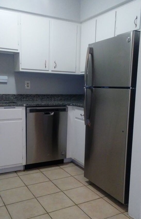 Primary Photo - Charming 2-Bedroom Apartment for Rent in O...