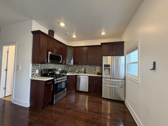 Building Photo - 232 Bowers St