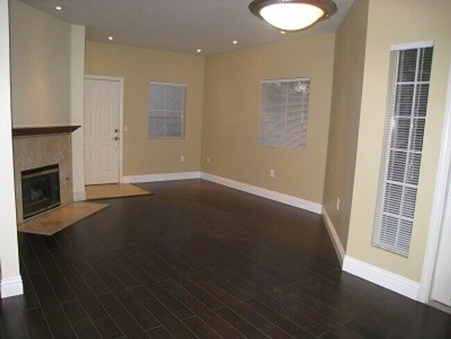 Foto del edificio - UPSTAIRS CONDO! 2 BEDROOMS 2 BATHROOMS WIT...