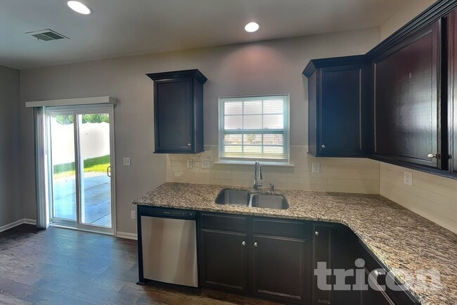 Building Photo - 152 King William Dr