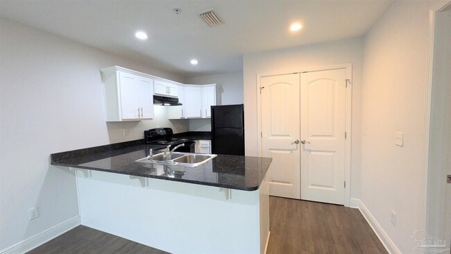 Foto del edificio - 313 N Navy Blvd