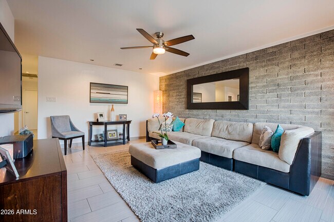 Foto del edificio - 6709 E 3rd St