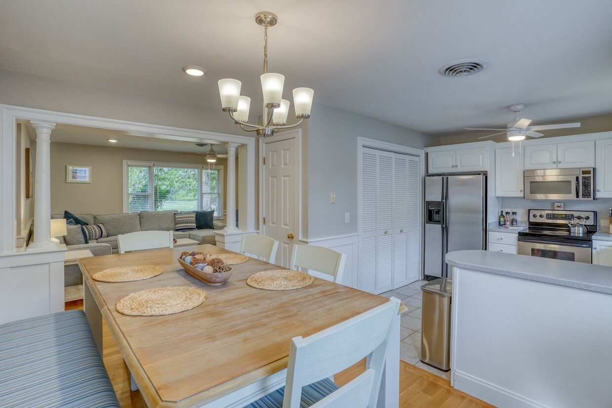 Building Photo - Off Season Furnished 3BR/2BA Home – Dog Fr...