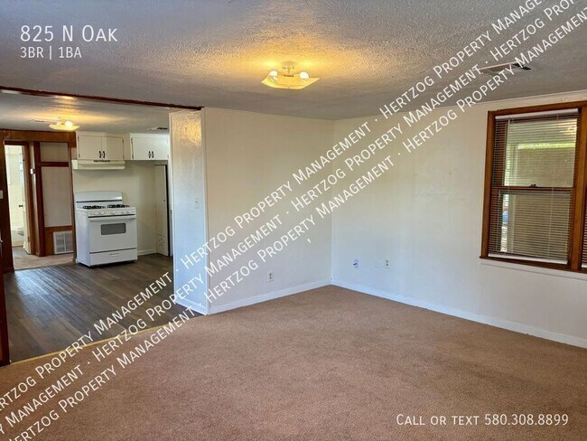 Foto del edificio - 825 N Oak-