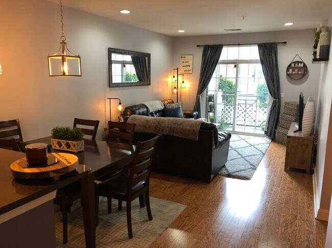 Building Photo - 300 W Elm St