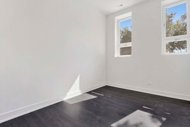 Foto del edificio - 1814 S Throop St