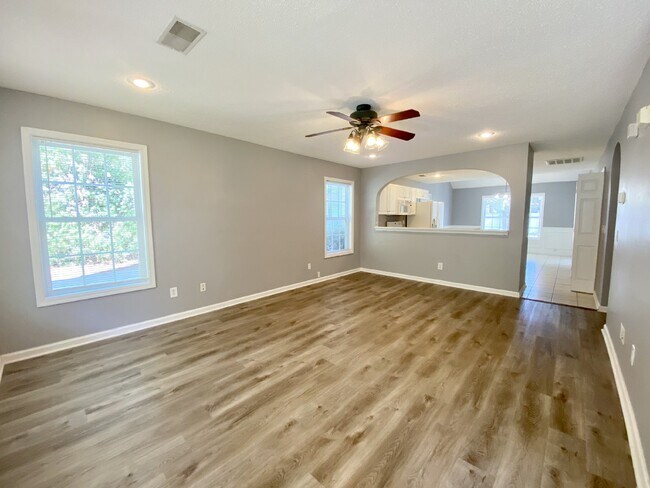 Foto del edificio - Spacious, Four Bedroom Home in The Farm!