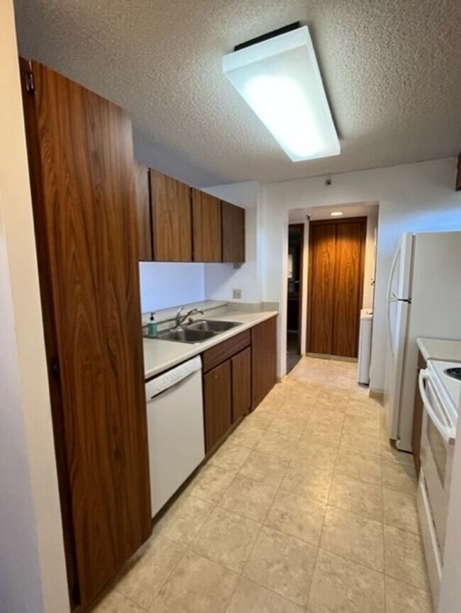 Foto del edificio - Country Club Village Plaza 2 bedroom/2 bath/1 parking - FIRST SHOWING WILL NOT BE UNTIL 3/31/26