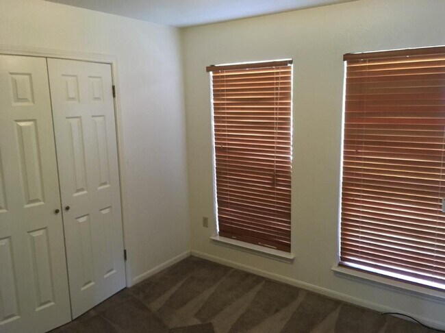 Foto del edificio - 3806 Oak Valley Dr