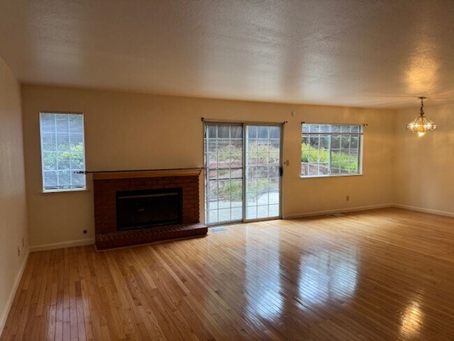 Foto del edificio - Wonderful 3 bedroom Tri-level townhome wit...
