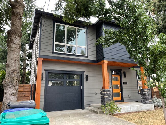 Foto del edificio - Modern 3 Bedroom + 2.5 bath home in SE Por...
