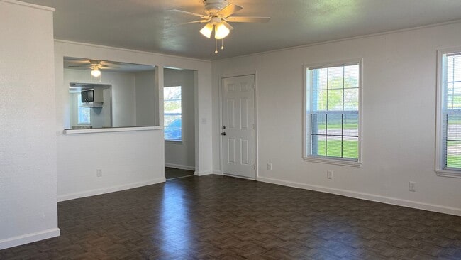 Foto del edificio - AVAILABLE NOW 3 BEDROOM 2 BATH HOME WITH BONUS ROOM IN RIVER OAKS