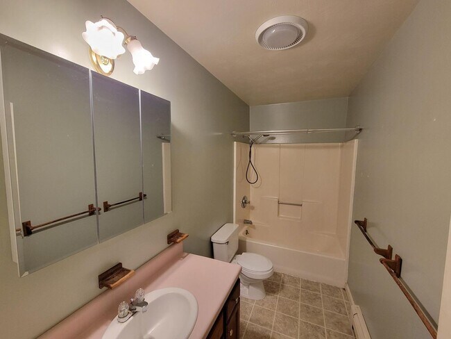 Building Photo - 95 Old County Rd N