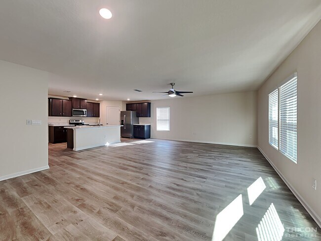 Foto del edificio - 382 Falcon Ridge Rd