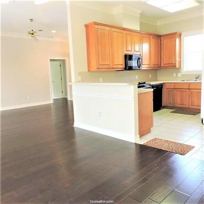 Building Photo - 606 Aster Dr