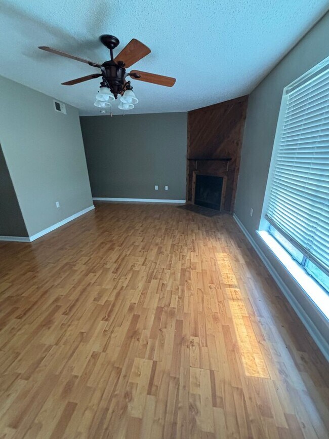 Foto del edificio - Brightside #C (Rental Bonus - Currently Ru...
