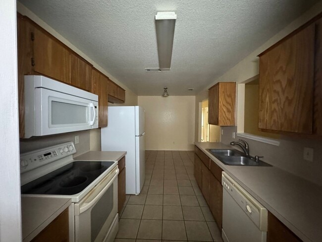 Building Photo - 2801 Alma Dr