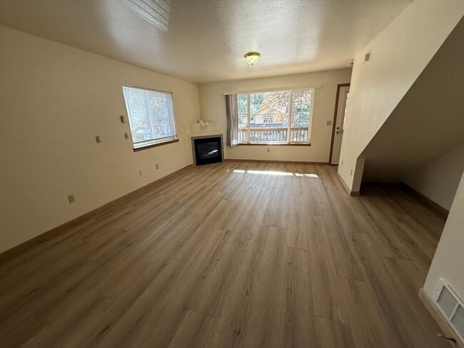 Foto del edificio - Close to COCC!  Townhouse, 2.5 Bath, W/D Hookups, Gas Fireplace, Water/Sewer Paid, Garage