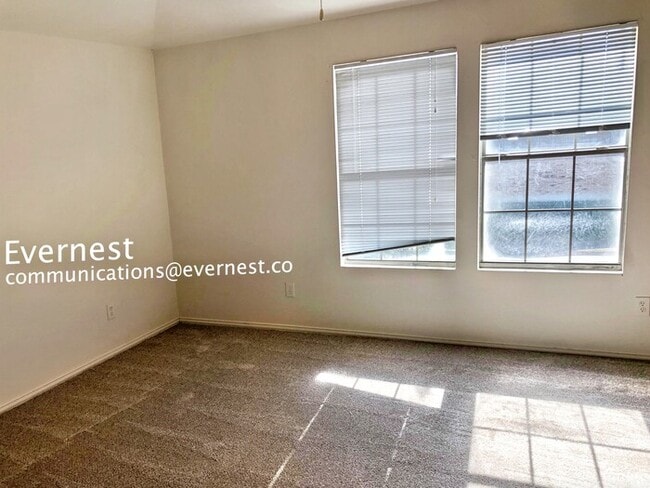 Foto del edificio - 246 Creek Cove Dr