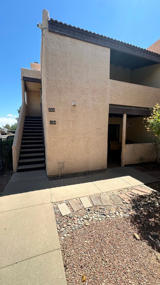Building Photo - North Central Phoenix Condo in Small Compl...