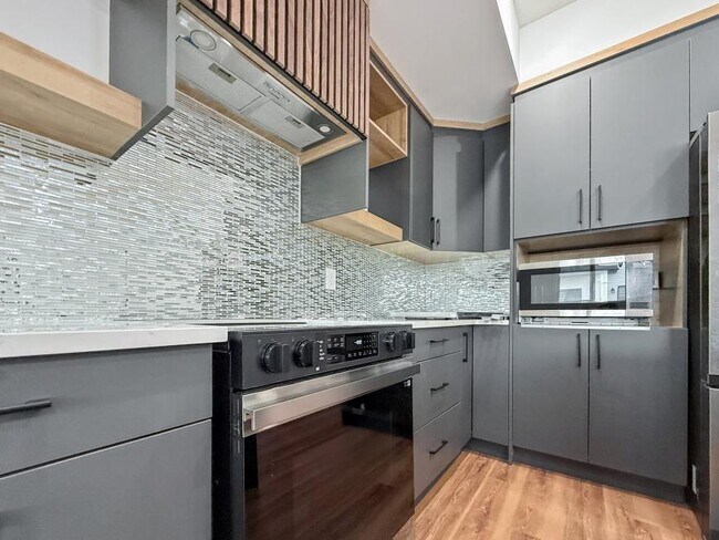 Photo du bâtiment - 3.0 bedroom in Edmonton Alberta T5S 2B9