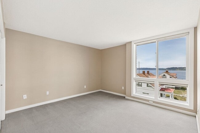 Building Photo - 2 Bedroom 2 Bath Top Floor Corner Unit  wi...