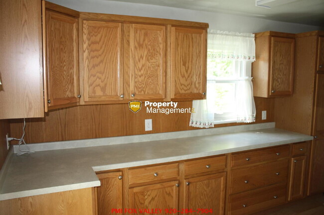 Building Photo - Upper Unit 3 bedrooms & shared garage