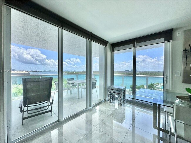 Foto del edificio - 100 Bayview Dr
