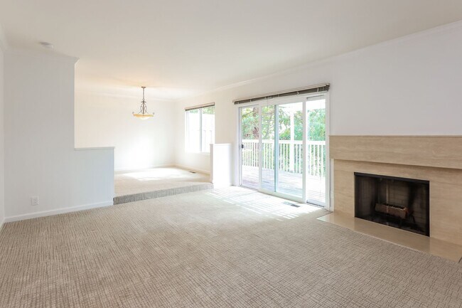 Foto del edificio - Available! Beautiful 3 Bedroom Townhome In...