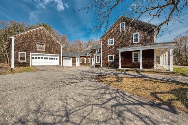 Building Photo - 970 N Main St