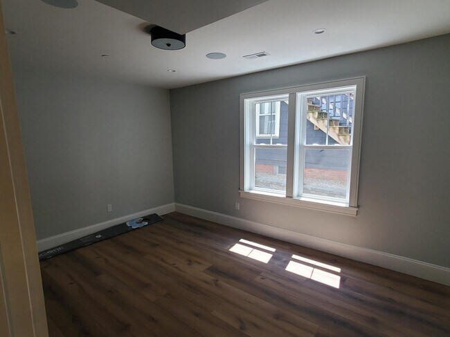Building Photo - 11 Hallet St