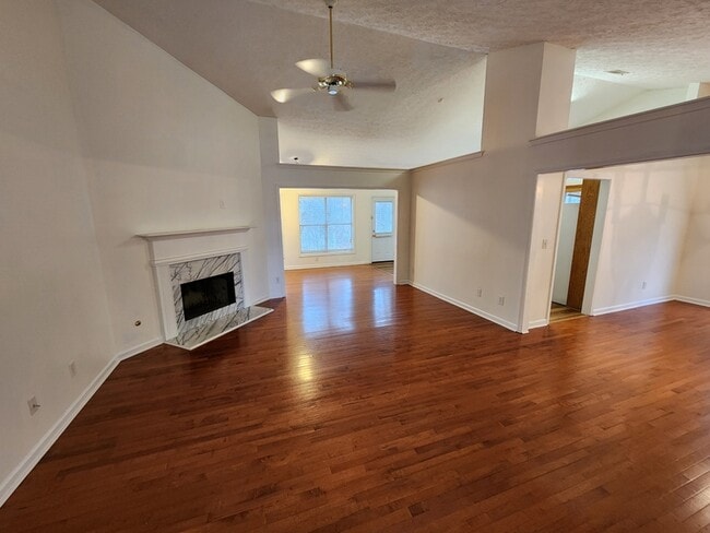 Foto del edificio - 3840 Sugarbrook Dr