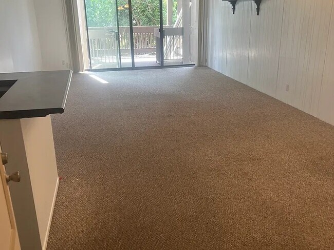 Amplia sala de estar y amplio balcón. - 7777 W 91st St