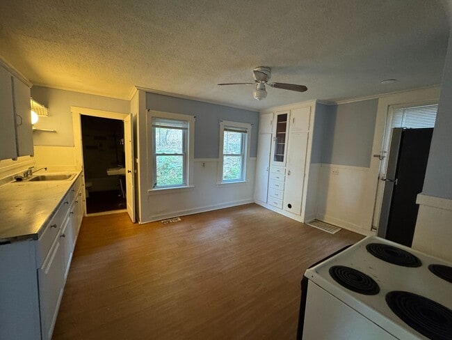 Building Photo - 107 Hanover St