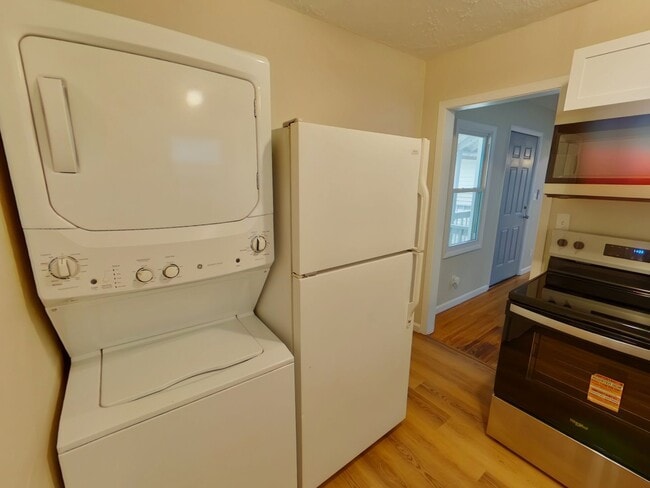 Building Photo - 1BR Duplex - All Appliances Included - $695.00
