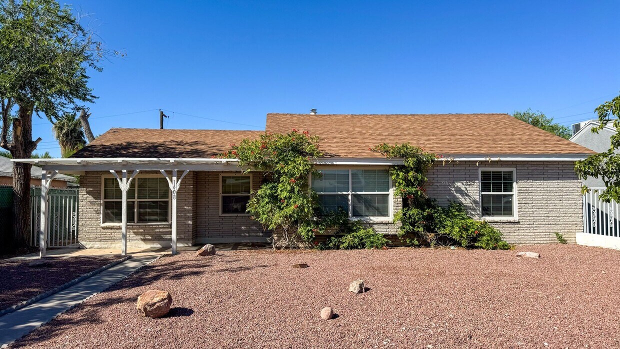 Foto principal - 3-Bed, 2-Bath Single Story Home with Big Y...