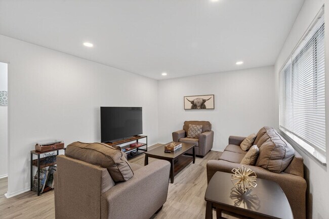 Foto del edificio - 1553 Cove Ln