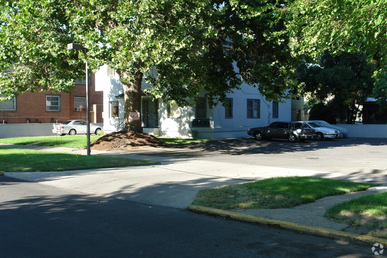 Building Photo - 11 S Naches Ave