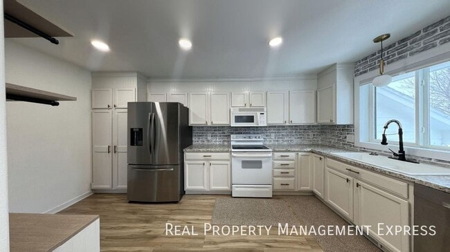 Building Photo - Spacious 4BR, 2BA Gem with Fireplace and Open Basement