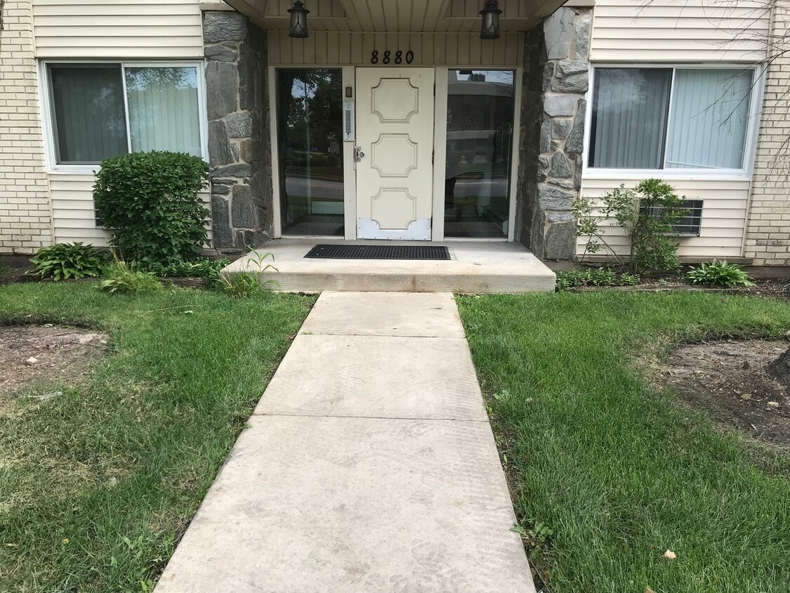 Foto principal - 8880 Golf Rd