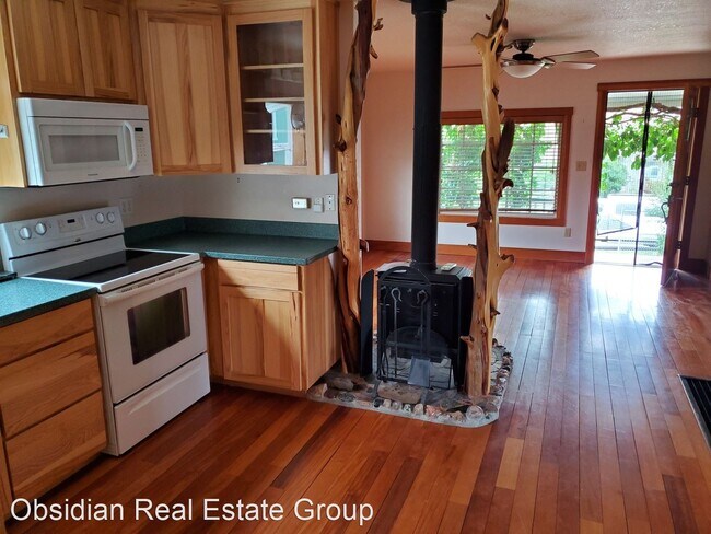 Building Photo - 3 br, 1 bath House - 314 NE High Street