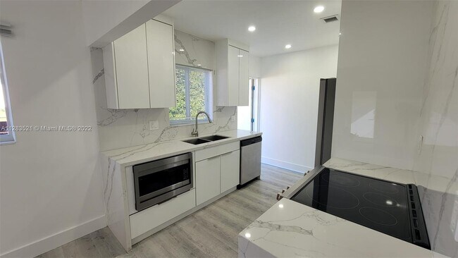 Foto del edificio - 1269 NE 145th St