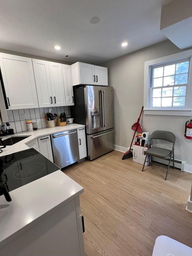 Building Photo - Pennington Rd, Ewing, NJ – 6BR / 2BA. Large single-family home near TCNJ with spacious driveway