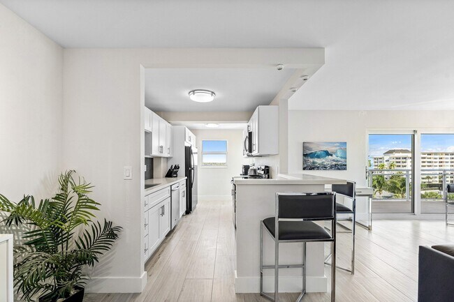 Building Photo - 1160 Hillsboro Mile