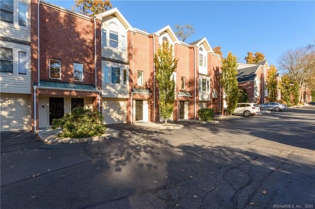 Building Photo - 4 Pine Brook Ln