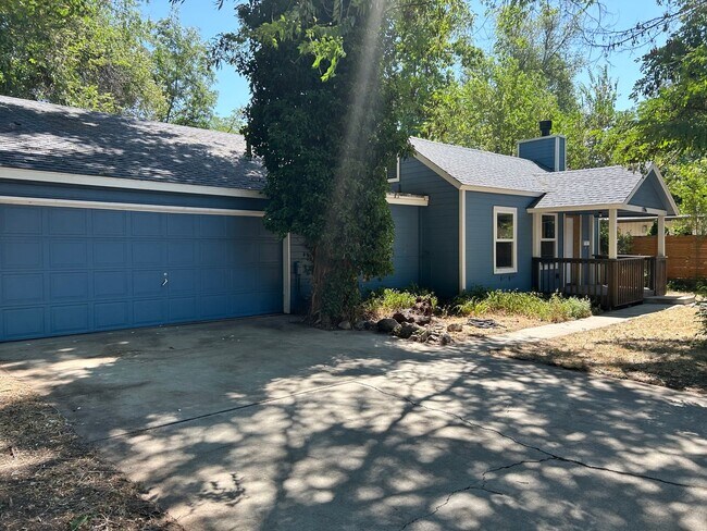 Building Photo - Charming 3 Bedroom Home with Modern Upgrad...