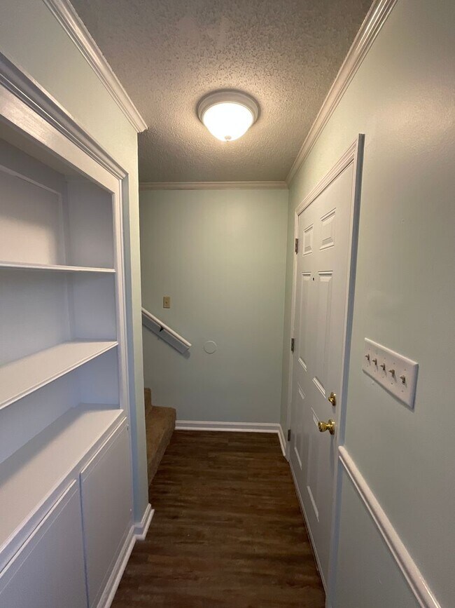 Building Photo - 3924 Miramar Ct