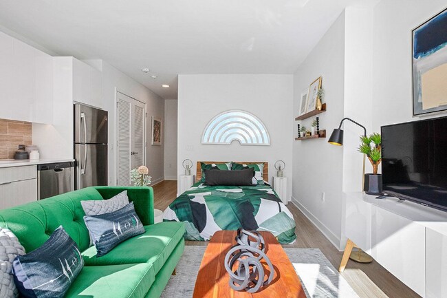 Building Photo - 700 W Fullerton Ave