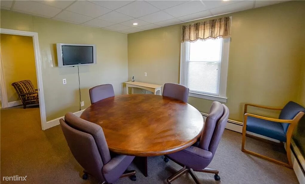Foto principal - 3 br, 3 bath House - 602 New Britain Ave