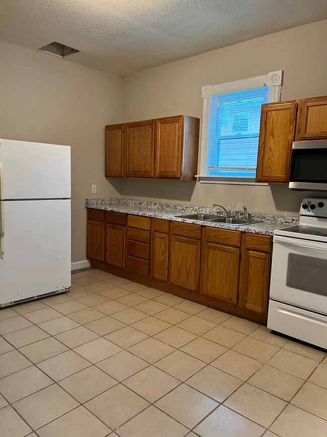 Building Photo - Darling Bungalow